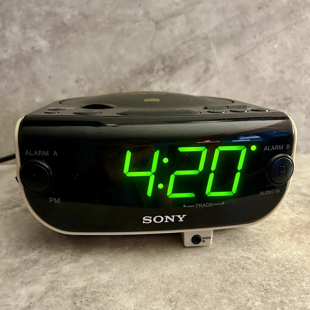 VIDEO! SONY Dream Machine ICF-CD815 CD Player Dual Alarm Clock FM/AM Radio Works